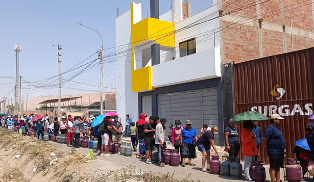 Tacna. largas colas formaron ciudadanos y cuidadanas para comprar balón de gas. Foto Liz Ferrer URPI -LR