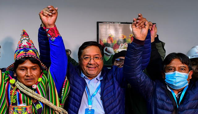 Luis Arce (c) junto a su compañero de fórmula, David Choquehuanca, en Bolivia, tras conocerse el resultado. Foto: AFP