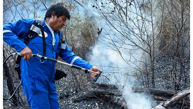 Evo Morales en los trabajos de extinción. Foto: Captura/@evomoralesayma