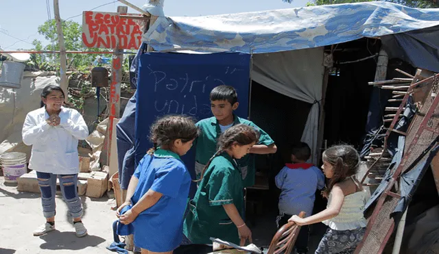 Argentina: profesor de 12 años crea escuela para los más pobres en el patio de su casa [VIDEO]