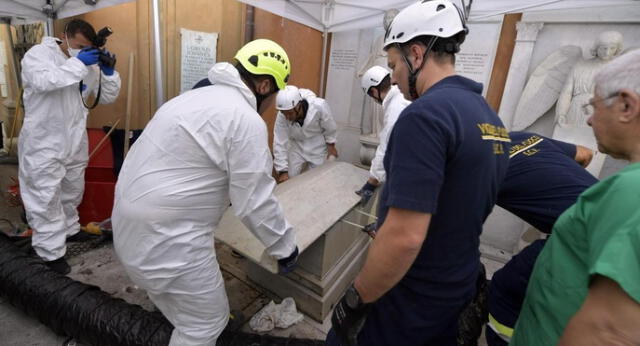 Vatican City (Vatican City State (holy See)), 11/07/2019.- A handout picture provided by the Vatican Media shows the opening of two tombs at the Teutonic Cemetery in relation to the investigations into the case of Emanuela Orlandi, Vatican City, 11 July 2019. The tombs of two princesses in the Vatican's Teutonic Cemetery, opened in a search for the body of Emanuela Orlandi, have been found empty, her brother Pietro said Thursday. Orlandi, the daughter of a Vatican worker, disappeared in summer 1983 at the age of 15. The Vatican confirmed 'the outcome of the search has been negative'. The Vatican court's promoter of justice ordered the two tombs to be opened after a petition from Orlandi's family. (Abierto) EFE/EPA/VATICAN MEDIA HANDOUT HANDOUT EDITORIAL USE ONLY/NO SALES