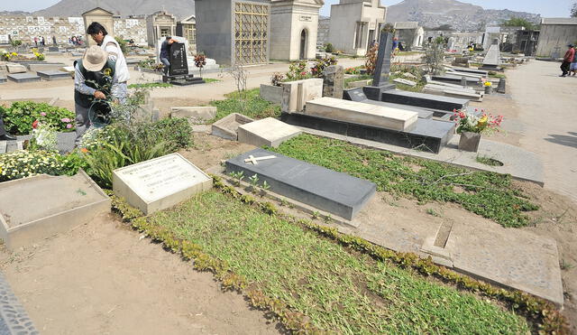 Tumbas de músicos criollos estuvieron olvidadas en el cementerio El Ángel