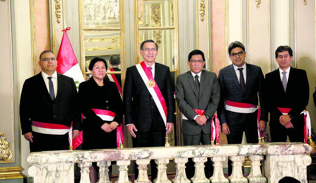 Castañeda, Vilca, Benavides y Lozada se suman al gabinete ministerial en un momento difícil, con Vizcarra y Zeballos casi forzando la sonrisa. Foto: Mauricio Malca