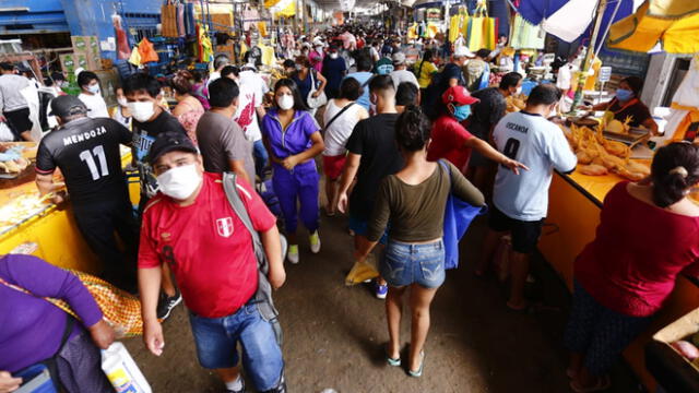 Estos comerciantes invadían la vía pública, generando caos y un foco infeccioso. Foto: Flavio Matos.