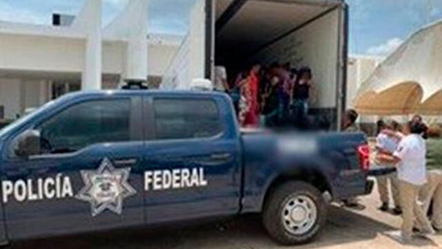 Migrantes que viajaban dentro de un camión aseguraron que no habían tomado agua ni alimento en días. Foto: Policía Federal de México.