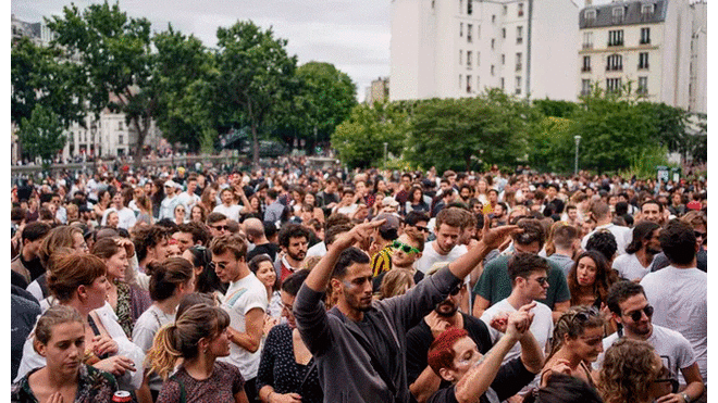 La plaza Villemin se llenó de jóvenes con ocasión de un festival musical. Foto: AFP.