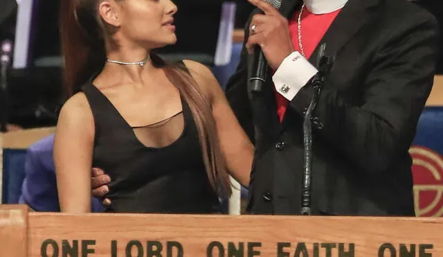 Obispo que tocó el pecho a Ariana Grande se disculpó