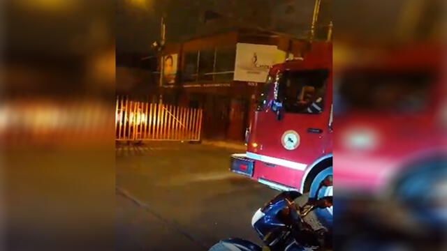 Rejas impiden el libre tránsito de unidad de bomberos durante emergencia [VIDEO]