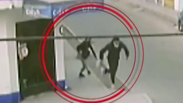Delincuente huyó por un pasaje que carece de seguridad. (Foto: Captura de video / Latina Noticias)
