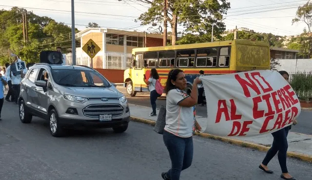 La gente se manifestó por la desaparición de la joven.