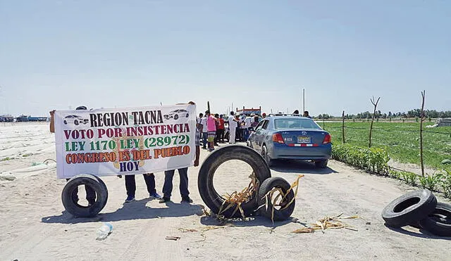 Por la fuerza. Bloque en la vía de Tacna duró varias horas. Foto: difusión