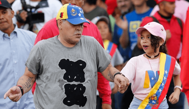 Maradona causa indignación tras bailar en el cierre de campaña de Maduro