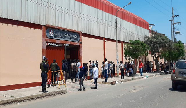 Vacunación en colegio exCosome. Foto: La República