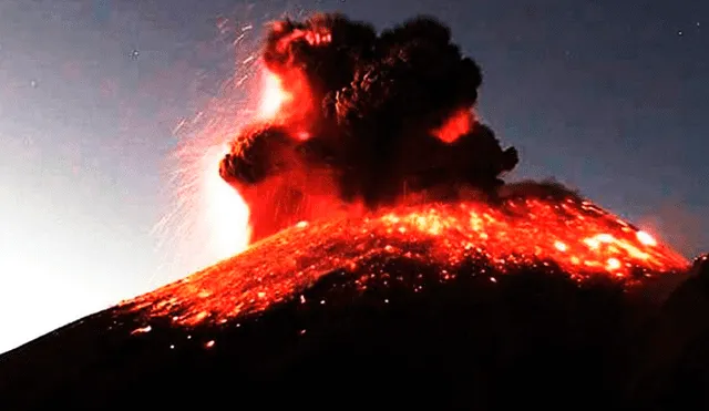 El volcán Popocatépetl registró dos explosiones en la noche del lunes.