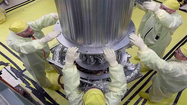 Ingenieros de la NASA cubren el reactor nuclear Kilopower con una cámara de vacío para simular las condiciones del espacio. Foto: NASA.