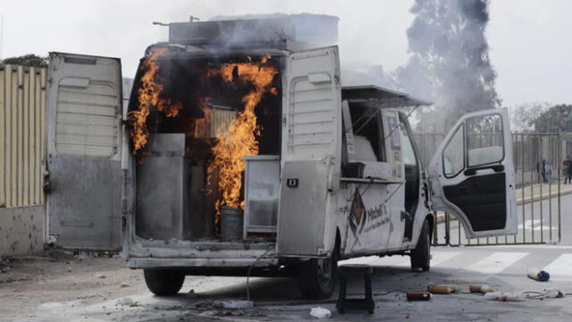 Vivo X el Rock: pánico a las afueras de San Marcos por incendio de ‘foodtruck’ [FOTOS]