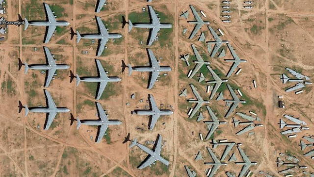 Desliza las imágenes para ver cómo luce el 'cementerio' de aviones ubicado en Arizona, Estados Unidos. Foto: Google