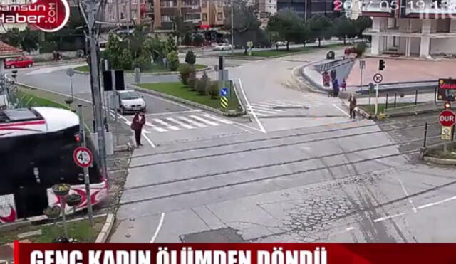 YouTube: Mujer intenta cruzar por delante de tranvía hablando por teléfono y protagoniza terrible accidente