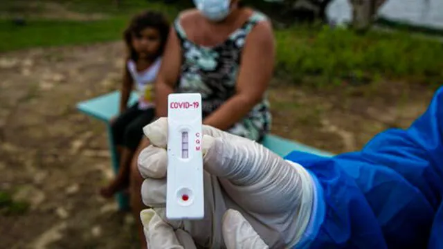 Un trabajador de salud del gobierno muestra una prueba de la COVID-19 en la comunidad ribereña de Roli Madeira en el suroeste de la isla de Marajo, en el estado de Pará, Brasil. Foto: Tarsa Sarraf/AFP.