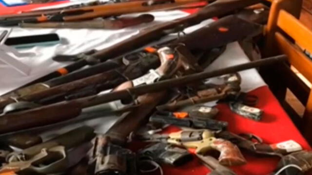 Sucamec inspeccionó local adornado con más de cien armas de fuego. Créditos: Captura Canal N.