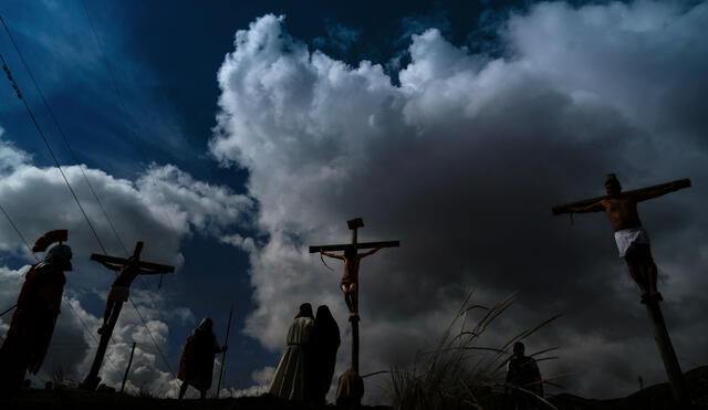 Cristo characato crucificado  en el Cusco
