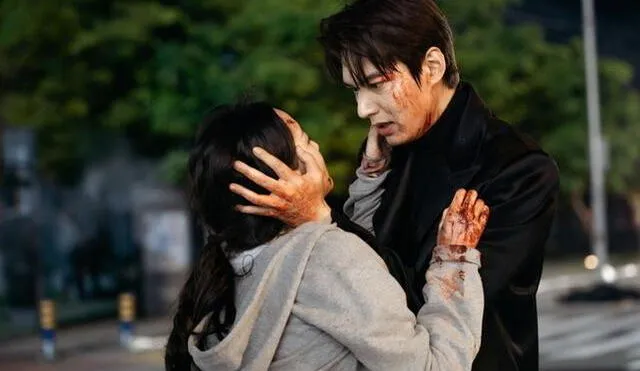 El rey Lee Gon (Lee Min Ho) rescata a la detective Jung Tae Eul (Kim Go Eun), en el episodio 11 del The King: The Eternal Monarch (SBS, Netflix 2020)