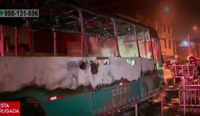 Bus de transporte público quedó completamente calcinado tras incendio. Foto: captura/América TV