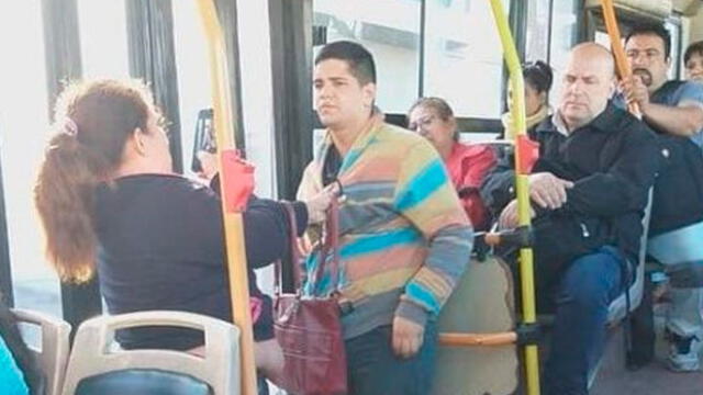 Mujer le da brutal castigo a ladrón que intentó robarle el celular en el bus [VIDEO]