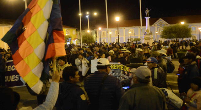 Población en Puno salió a marchar en apoyo al cierre del Congreso.