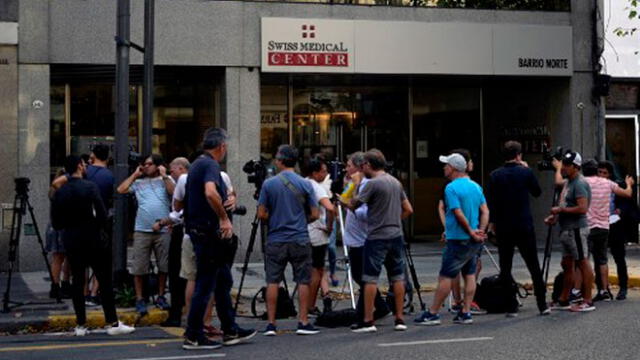 Periodistas se reúnen frente a un centro de salud privado donde se encuentra el primer argentino infectado. Foto: AFP.