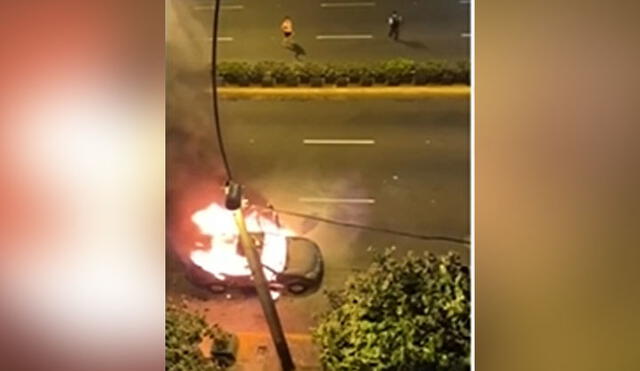 Surquillo: patrullero se incendia en plena vía pública y causa pánico entre los vecinos [VIDEO]