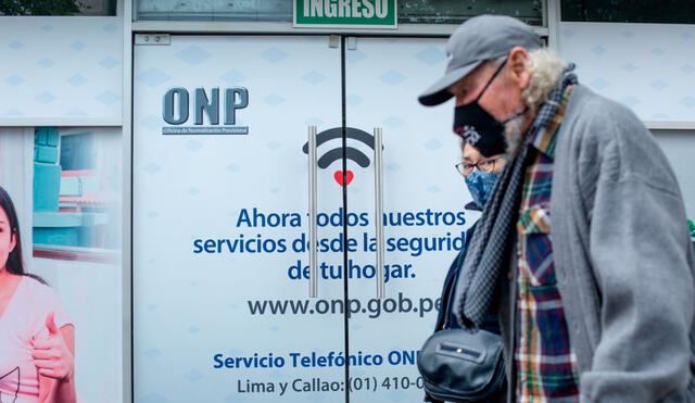 ONP. Miles de afiliados cercanos a los 65 años o superando esa edad esperan recibir una respuesta para una pensión tras largos y arduo tiempo de trabajo. Foto: John Reyes.