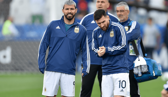 Sergio Agüero lanza guiño que agrandan los rumores de la llegada de Messi al Manchester City. (FOTO: AFP).