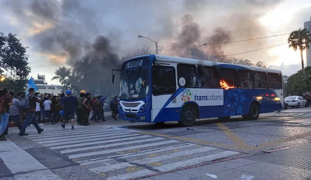 Grupo de encapuchados prendió fuego a un bus perteneciente al Transurbano de Guatemala. Foto: Twitter @angeldavidmr