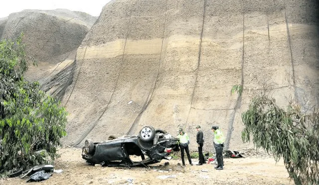 Dos mueren al caer auto a un acantilado de la Costa Verde