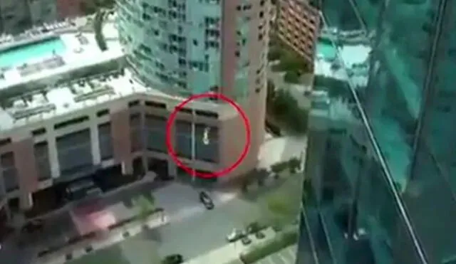YouTube: Impactante video muestra el fallo del paracaídas de un soldado quien cae al vacío 