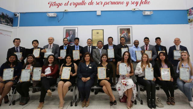 Día Internacional del Migrante: extranjeros recibieron título de nacionalidad peruana 
