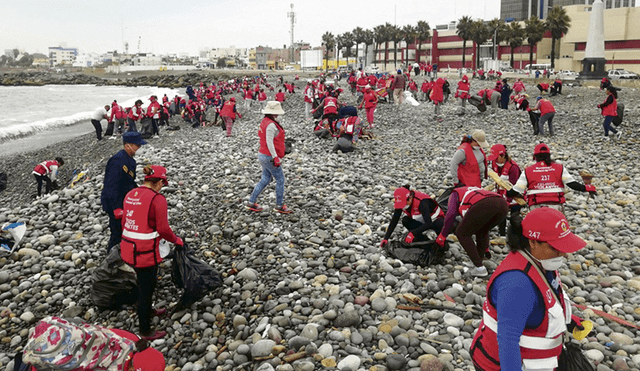 Retiran cuatro toneladas de desperdicios de la playa Carpayo en el Callao