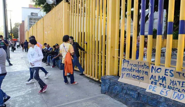 Carteles en el exterior del recinto educativo como protesta ante las denuncias por acoso sexual.