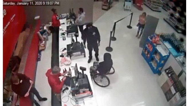 Persona con discapacidad es arrojada de su silla de ruedas en supermercado [VIDEO]
