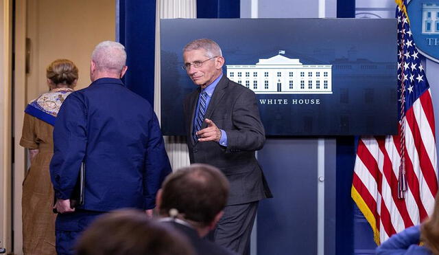Anthony Fauci (c) suele acompañar a Donald Trump en las ruedas de prensa diarias sobre el coronavirus efectuadas en la Casa Blanca. Foto: EFE
