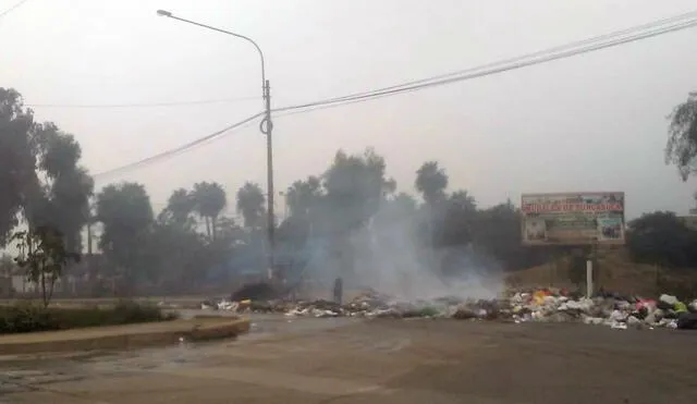 Basura es quemada frente a centro educativo. Créditos: Facebook.