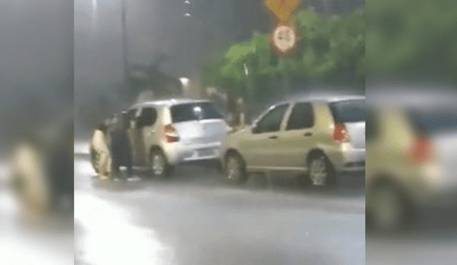 Video es viral en Facebook. Grupo de jóvenes fue corriendo a su vehículo para resguardarse de la lluvia, sin percatarse de un gracioso detalle que los dejó en ridículo