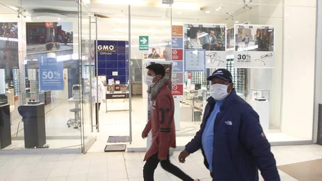 Real Plaza. Reinicio de las actividades económicas. Gran parte de las tiendas del centro comercial abren sus puertas. Foto: Juan Carlos Cisneros.