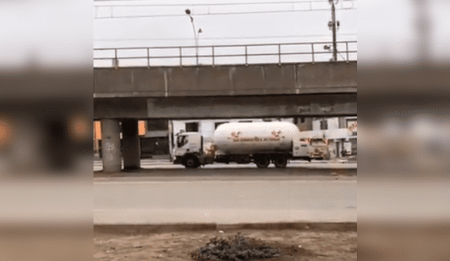 Camión cisterna de gas impactó contra infraestructura del tren eléctrico. Foto: Twitter