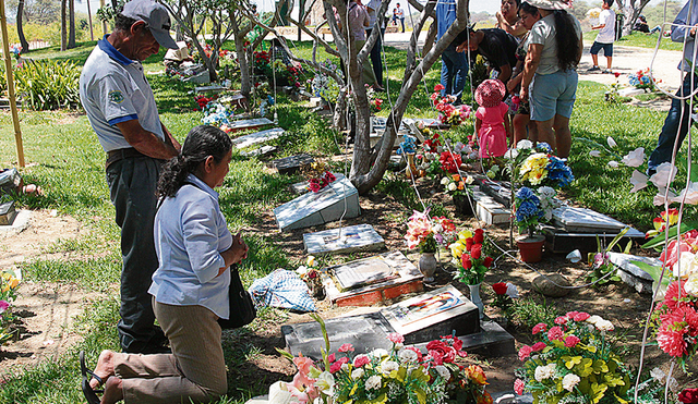 En la eternidad. Desde muy temprano, familias llegaron a los cementerios de Piura para rendir homenaje a sus fallecidos.