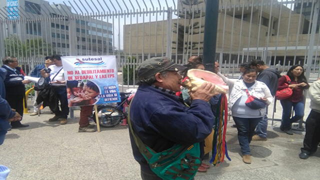 Trabajadores de Sedapal realizan plantón en rechazo a la privatización del agua