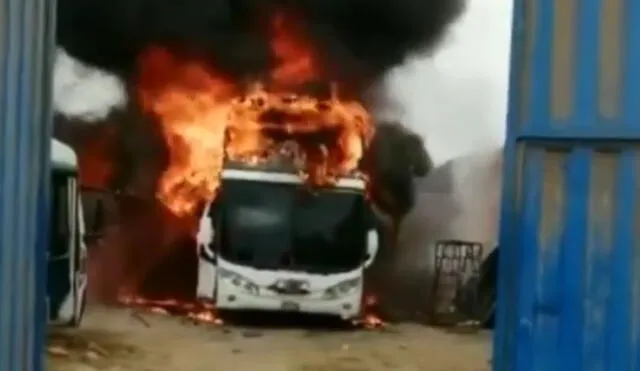 Bus fue consumido por las llamas de fuego.