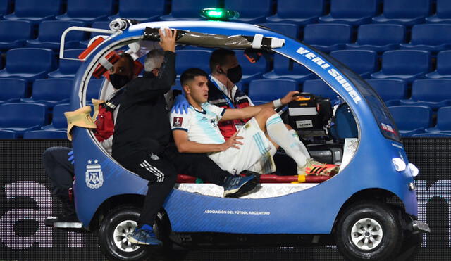 Exequiel Palacios sufrió un duro golpe en la zona lumbar en el duelo contra Paraguay por Eliminatorias. Foto: AFP.