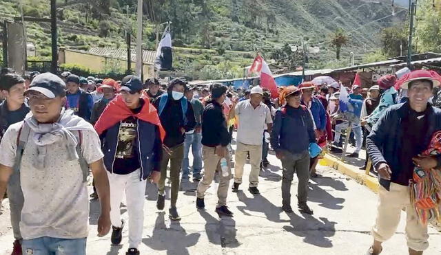 Enfrentamiento. Policías reprimen turba en Ollantaytambo.